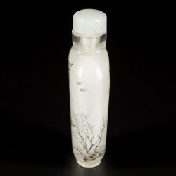 Een glazen snuff bottle gedecoreerd met een os en personages, gedicht en meestermerk, China, 1e helft 20e eeuw.