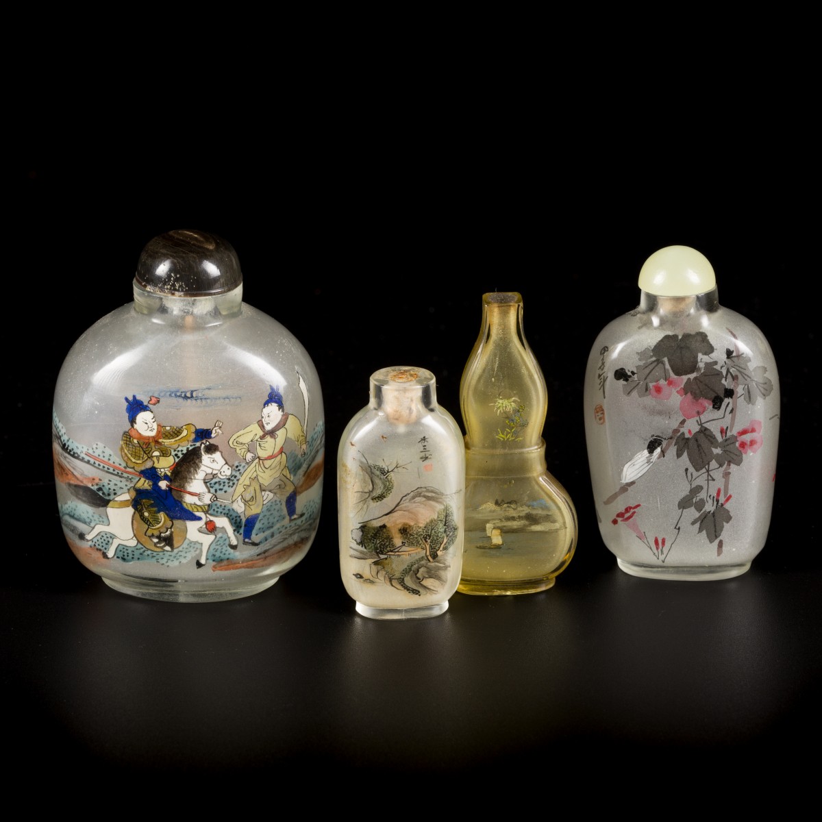 Een lot van (4) glazen snuff bottles met diverse decors, China, 1e helft 20e eeuw.
