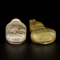 Een lot van (4) glazen snuff bottles met diverse decors, China, 1e helft 20e eeuw.