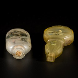 Een lot van (4) glazen snuff bottles met diverse decors, China, 1e helft 20e eeuw.