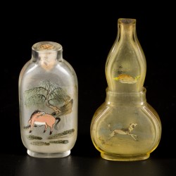Een lot van (4) glazen snuff bottles met diverse decors, China, 1e helft 20e eeuw.