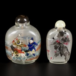 Een lot van (4) glazen snuff bottles met diverse decors, China, 1e helft 20e eeuw.