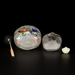 Een lot van (4) glazen snuff bottles met diverse decors, China, 1e helft 20e eeuw.
