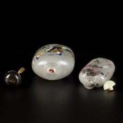 Een lot van (4) glazen snuff bottles met diverse decors, China, 1e helft 20e eeuw.