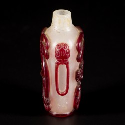Een glazen snuff bottle gedecoreerd met rode draken, China, circa 1800.