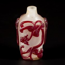 Een glazen snuff bottle gedecoreerd met rode draken, China, circa 1800.