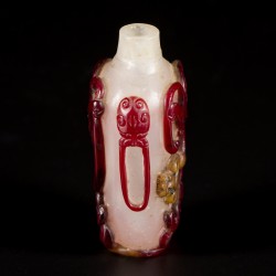 Een glazen snuff bottle gedecoreerd met rode draken, China, circa 1800.