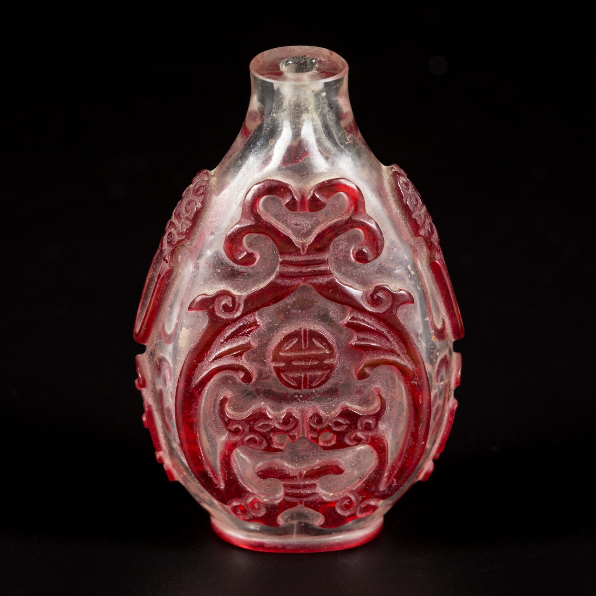 Een glazen snuff bottle gedecoreerd met rode draken, China, 19e eeuw.