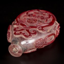 Een glazen snuff bottle gedecoreerd met rode draken, China, 19e eeuw.