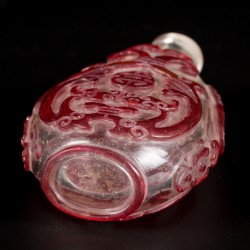 Een glazen snuff bottle gedecoreerd met rode draken, China, 19e eeuw.