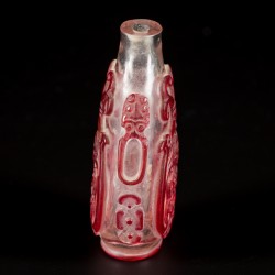 Een glazen snuff bottle gedecoreerd met rode draken, China, 19e eeuw.