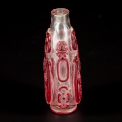 Een glazen snuff bottle gedecoreerd met rode draken, China, 19e eeuw.