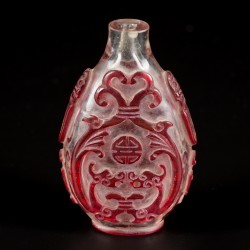 Een glazen snuff bottle gedecoreerd met rode draken, China, 19e eeuw.