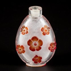 Een lot van (2)  glazen snuff bottles met rood Double Happiness teken, 囍 (shuangxi), en bloemendecor, China, 19e eeuw.