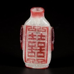 Een lot van (2)  glazen snuff bottles met rood Double Happiness teken, 囍 (shuangxi), en bloemendecor, China, 19e eeuw.