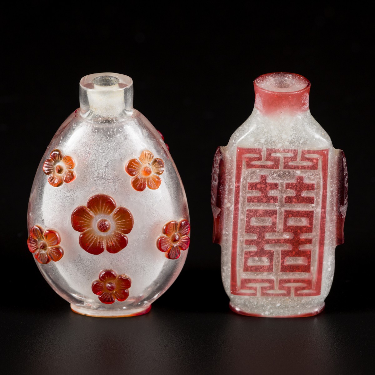 Een lot van (2)  glazen snuff bottles met rood Double Happiness teken, 囍 (shuangxi), en bloemendecor, China, 19e eeuw.