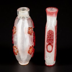 Een lot van (2)  glazen snuff bottles met rood Double Happiness teken, 囍 (shuangxi), en bloemendecor, China, 19e eeuw.