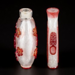 Een lot van (2)  glazen snuff bottles met rood Double Happiness teken, 囍 (shuangxi), en bloemendecor, China, 19e eeuw.