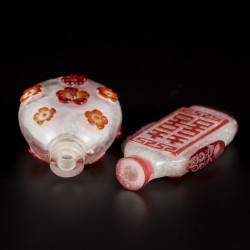 Een lot van (2)  glazen snuff bottles met rood Double Happiness teken, 囍 (shuangxi), en bloemendecor, China, 19e eeuw.