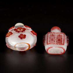 Een lot van (2)  glazen snuff bottles met rood Double Happiness teken, 囍 (shuangxi), en bloemendecor, China, 19e eeuw.