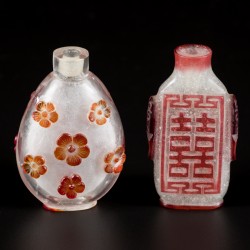 Een lot van (2)  glazen snuff bottles met rood Double Happiness teken, 囍 (shuangxi), en bloemendecor, China, 19e eeuw.