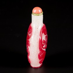 Een glazen snuff bottle gedecoreerd met rode draken, China, 19e eeuw.