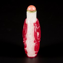 Een glazen snuff bottle gedecoreerd met rode draken, China, 19e eeuw.