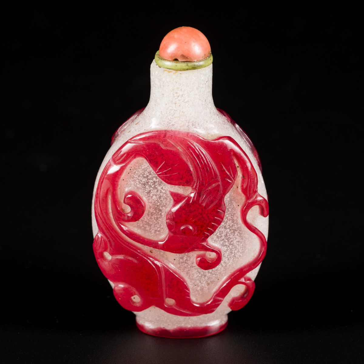 Een glazen snuff bottle gedecoreerd met rode draken, China, 19e eeuw.