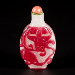 Een glazen snuff bottle gedecoreerd met rode draken, China, 19e eeuw.