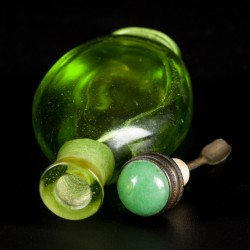 Een groen glazen  snuff bottle, gemerkt Qianlong, China, 18e/19e eeuw.