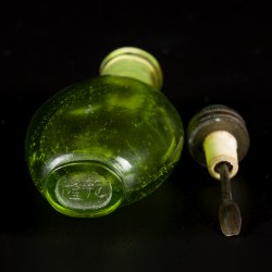 Een groen glazen  snuff bottle, gemerkt Qianlong, China, 18e/19e eeuw.