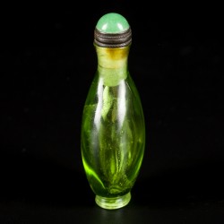Een groen glazen  snuff bottle, gemerkt Qianlong, China, 18e/19e eeuw.