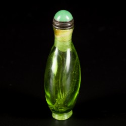 Een groen glazen  snuff bottle, gemerkt Qianlong, China, 18e/19e eeuw.