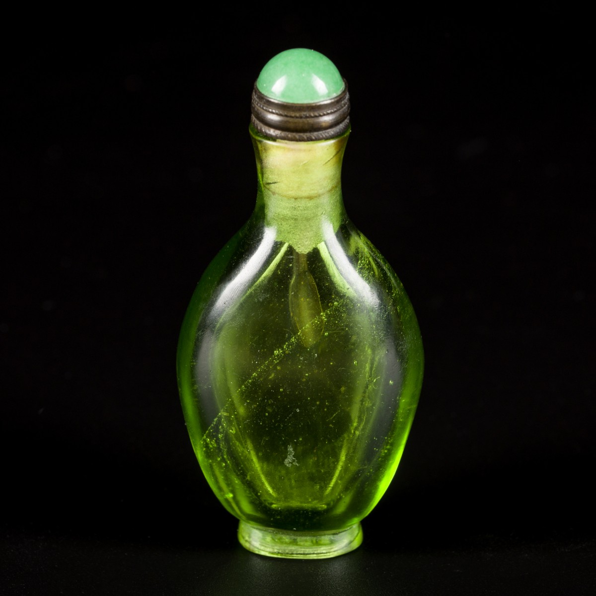 Een groen glazen  snuff bottle, gemerkt Qianlong, China, 18e/19e eeuw.