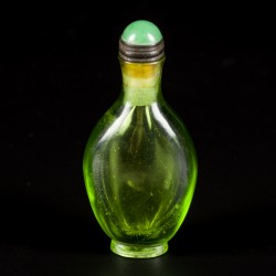 Een groen glazen  snuff bottle, gemerkt Qianlong, China, 18e/19e eeuw.