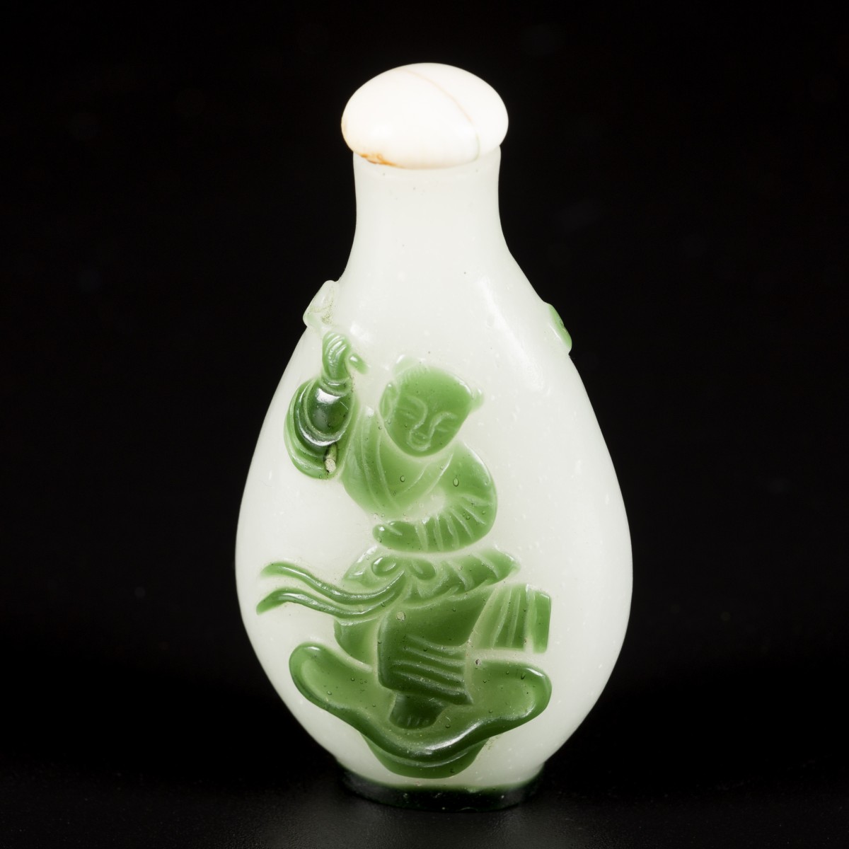 Een glazen snuff bottle met decor van een zotje, China, 19e eeuw.
