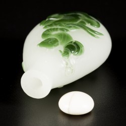 Een glazen snuff bottle met decor van een zotje, China, 19e eeuw.