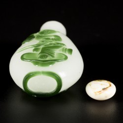 Een glazen snuff bottle met decor van een zotje, China, 19e eeuw.