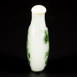 Een glazen snuff bottle met decor van een zotje, China, 19e eeuw.