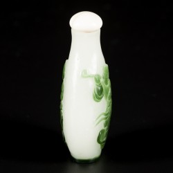 Een glazen snuff bottle met decor van een zotje, China, 19e eeuw.