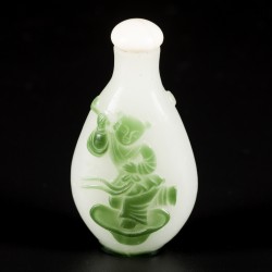 Een glazen snuff bottle met decor van een zotje, China, 19e eeuw.