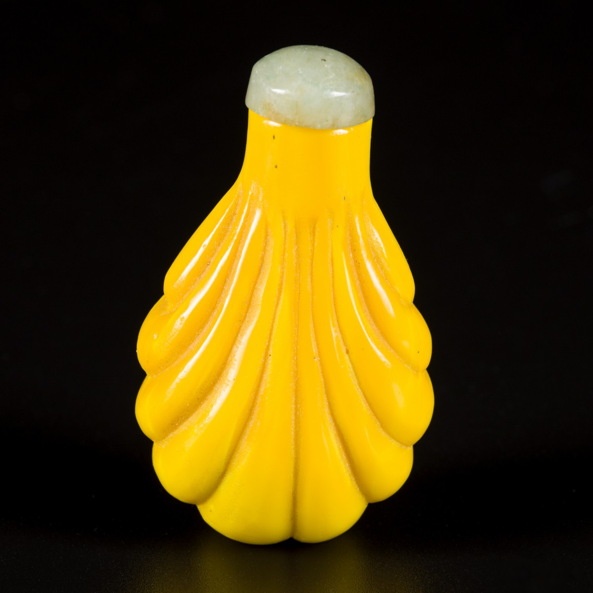 Een keizerlijk geel glazen snuff bottle, vruchtmodel, China, 19e eeuw.