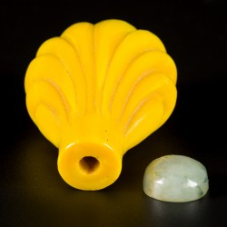 Een keizerlijk geel glazen snuff bottle, vruchtmodel, China, 19e eeuw.
