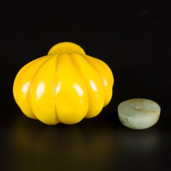 Een keizerlijk geel glazen snuff bottle, vruchtmodel, China, 19e eeuw.