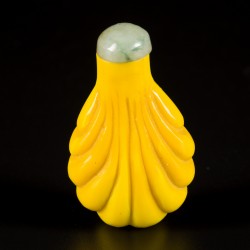 Een keizerlijk geel glazen snuff bottle, vruchtmodel, China, 19e eeuw.