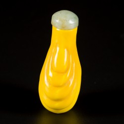 Een keizerlijk geel glazen snuff bottle, vruchtmodel, China, 19e eeuw.