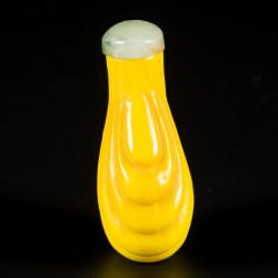 Een keizerlijk geel glazen snuff bottle, vruchtmodel, China, 19e eeuw.