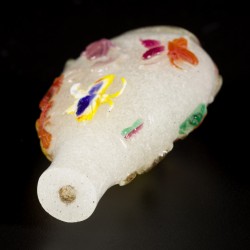 Een glazen snuff bottle gedecoreerd met vlinders, China, 19e eeuw.