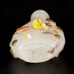 Een glazen snuff bottle gedecoreerd met vlinders, China, 19e eeuw.
