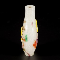 Een glazen snuff bottle gedecoreerd met vlinders, China, 19e eeuw.